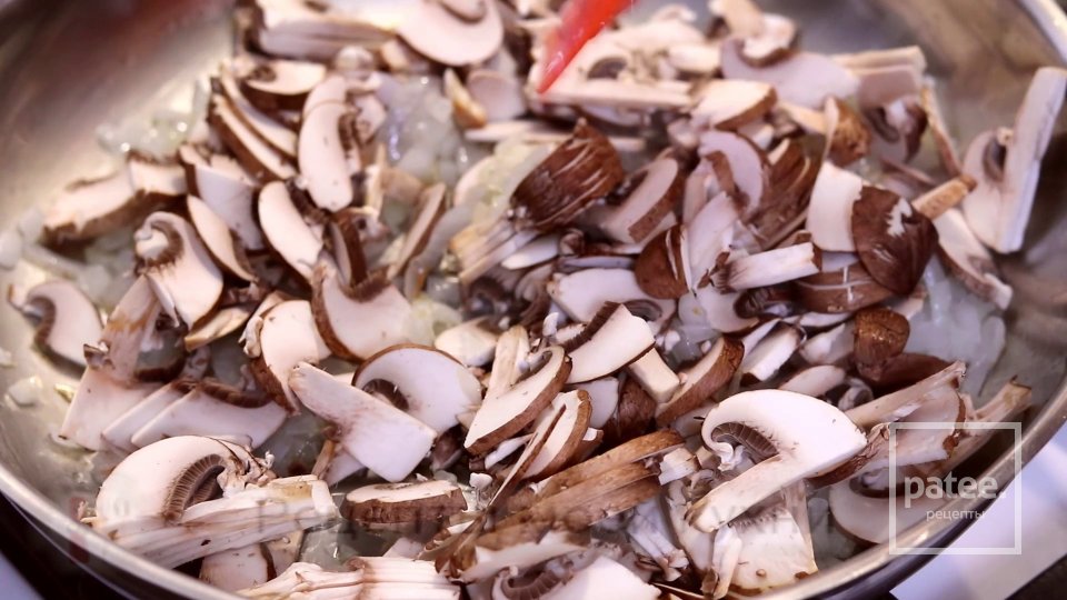 Заливной пирог с курицей и грибами - Шаг 4