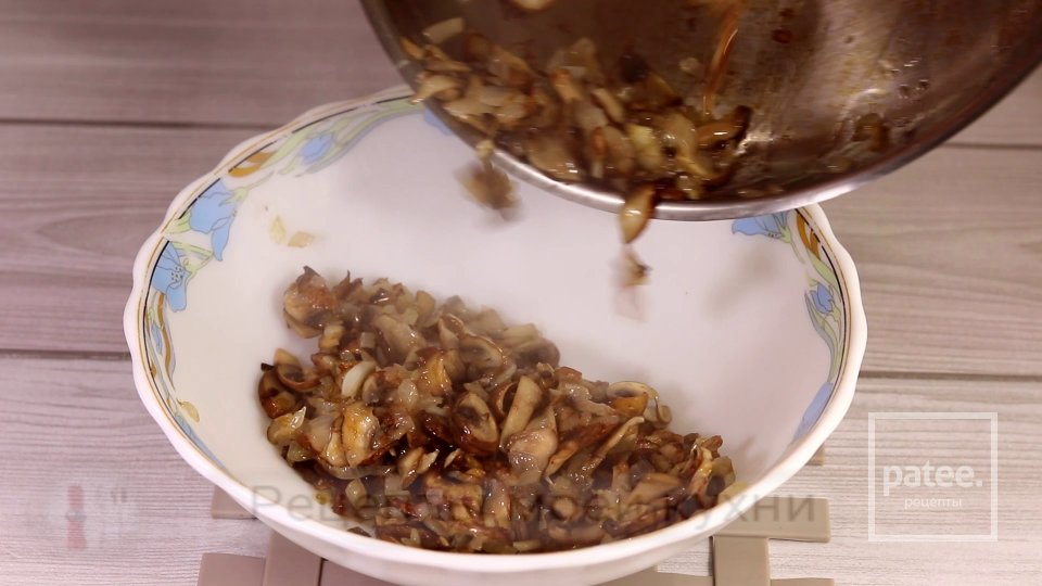 Заливной пирог с курицей и грибами - Шаг 5