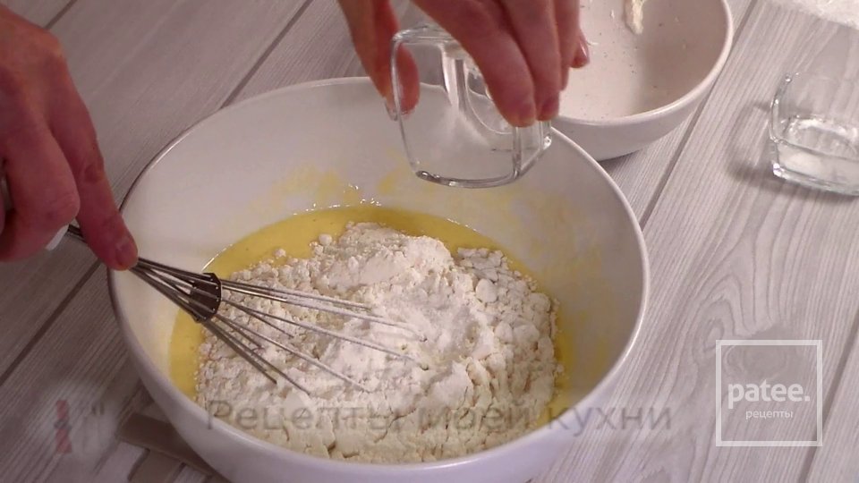 Заливной пирог с курицей и грибами - Шаг 9