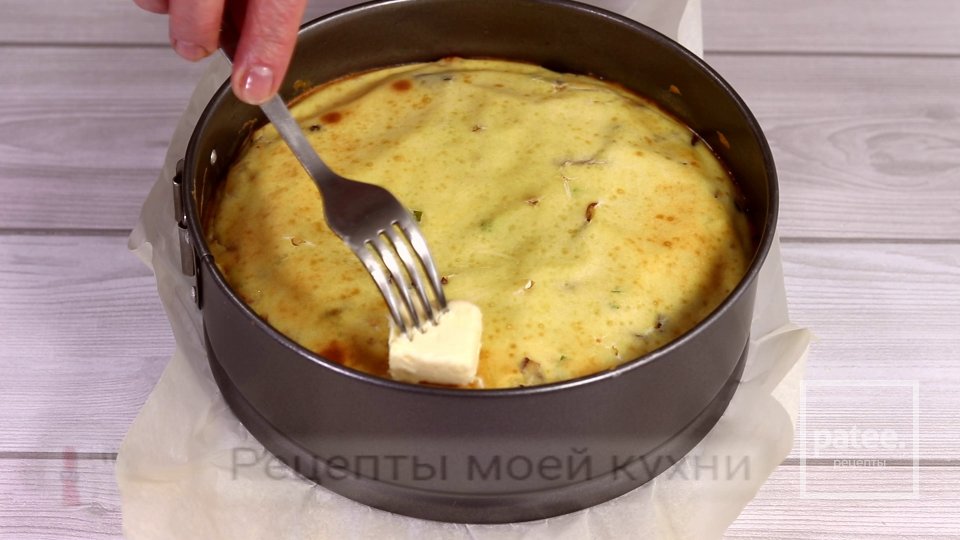 Заливной пирог с курицей и грибами - Шаг 13