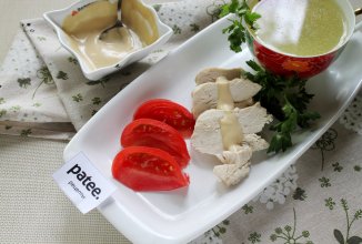 Сочное куриное филе в пряном бульоне