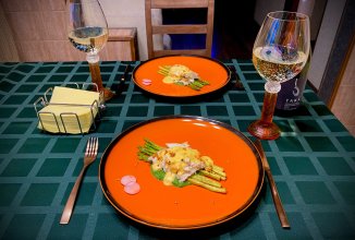 Атлантическая камбала в соли со сливочным пюре из шпината и спаржей под голландским соусом