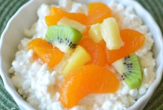 Творог с фруктами