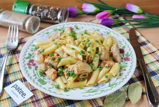 Свинина с макаронами на сковороде