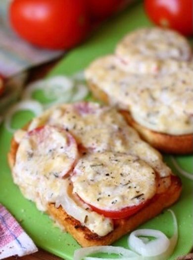 Горячие бутерброды с сыром и помидором🍅 - Шаг 1