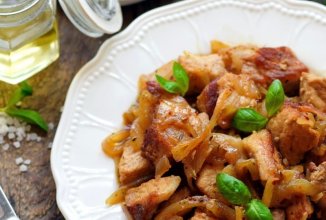 Жареная свинина с луком на сковороде 🧅