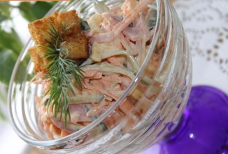 Морковный салат с чесночными гренками 🥗