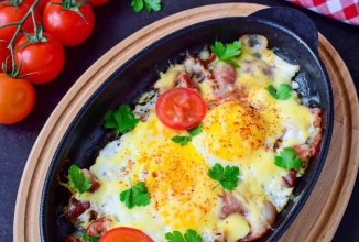 Яичница с беконом и сыром на сковородке 🍳