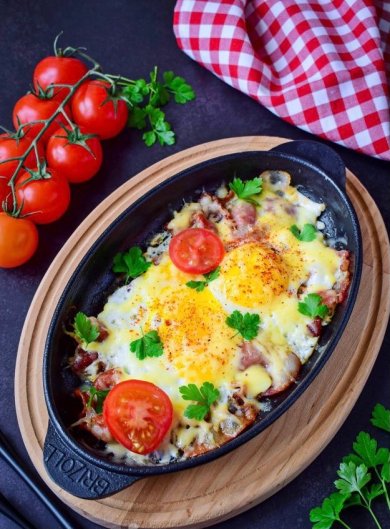 Яичница с беконом и сыром на сковородке 🍳 - Шаг 1