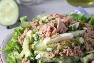 Салат с тунцом, огурцом, яйцом и зелёным луком 🥗