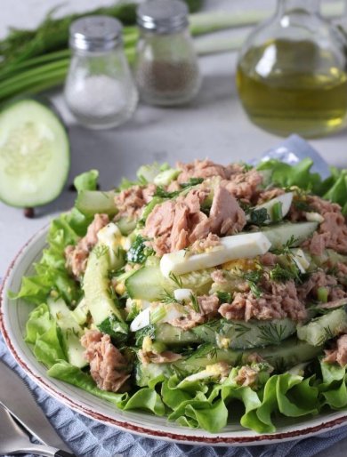 Салат с тунцом, огурцом, яйцом и зелёным луком 🥗 - Шаг 1