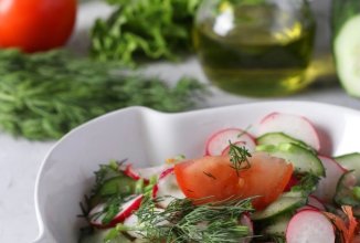 Салат с помидорами, огурцами и редиской 🥗