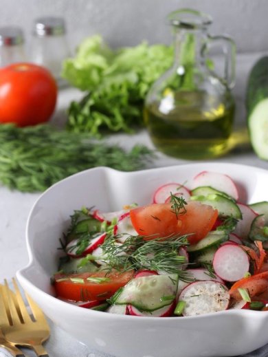 Салат с помидорами, огурцами и редиской 🥗 - Шаг 1