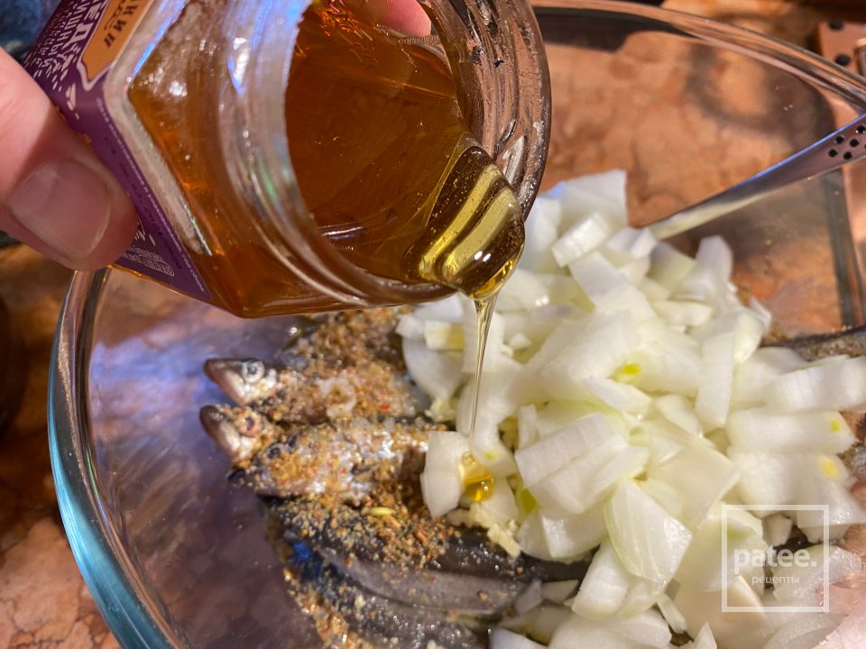 Маринованная мойва в пряностях - Шаг 9