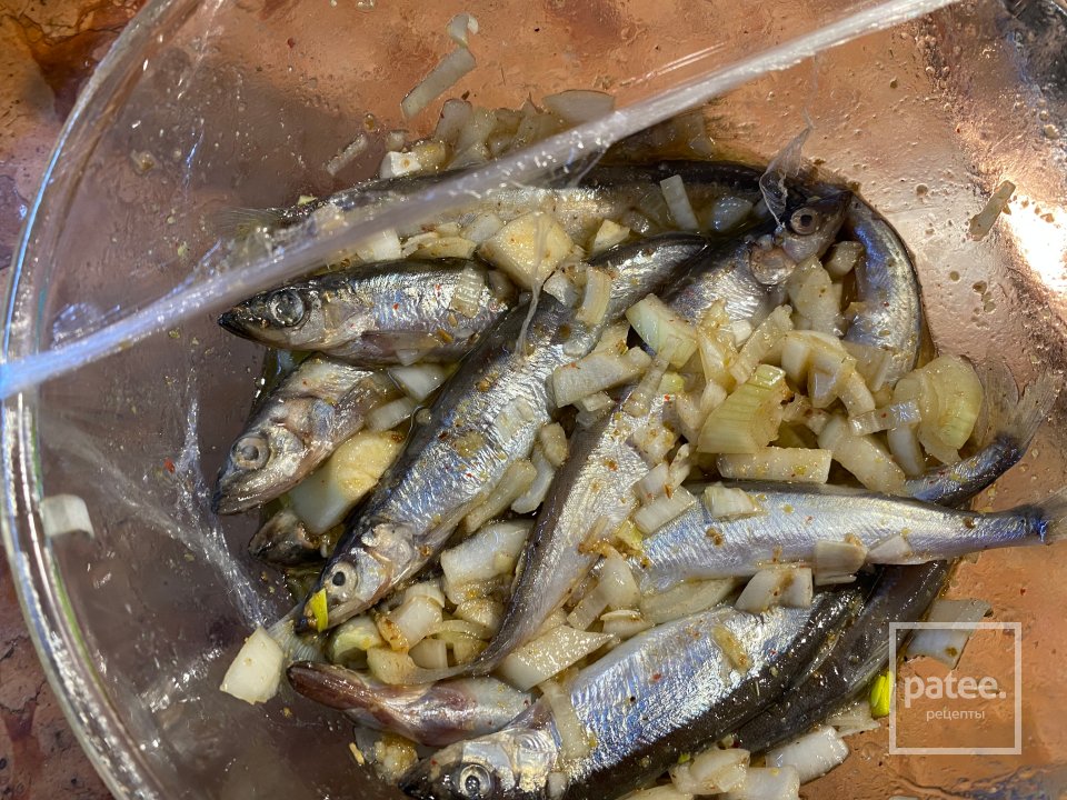 Маринованная мойва в пряностях - Шаг 11