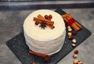 Шоколадный торт с карамелью и вишней