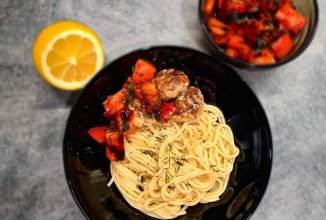 Лапша с фрикадельками и сырным соусом