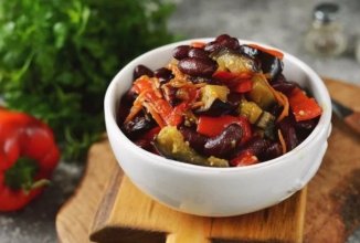 Сытный салат из баклажанов