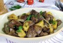 Куриная печень с яблоками и луком