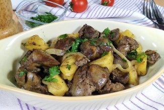 Куриная печень с яблоками и луком