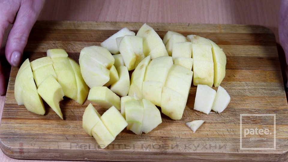 Куриная печень с яблоками и луком - Шаг 4