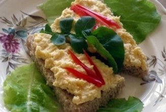 Бутерброды с чёрным хлебом, сыром и яйцами 🥚