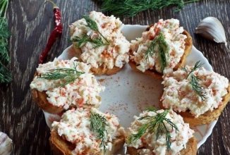 Бутерброды с крабовыми палочками, плавленым сыром и чесноком 🧄