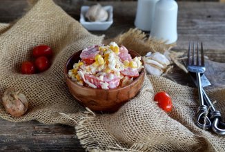 Салат с помидорами кукурузой и сыром🧀