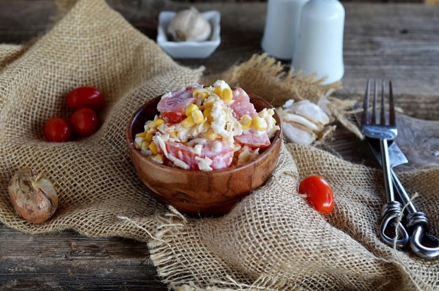 Салат с помидорами кукурузой и сыром🧀