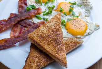 Яичница и бекон