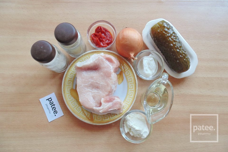 Бефстроганов из свинины с солеными огурцами - Шаг 1