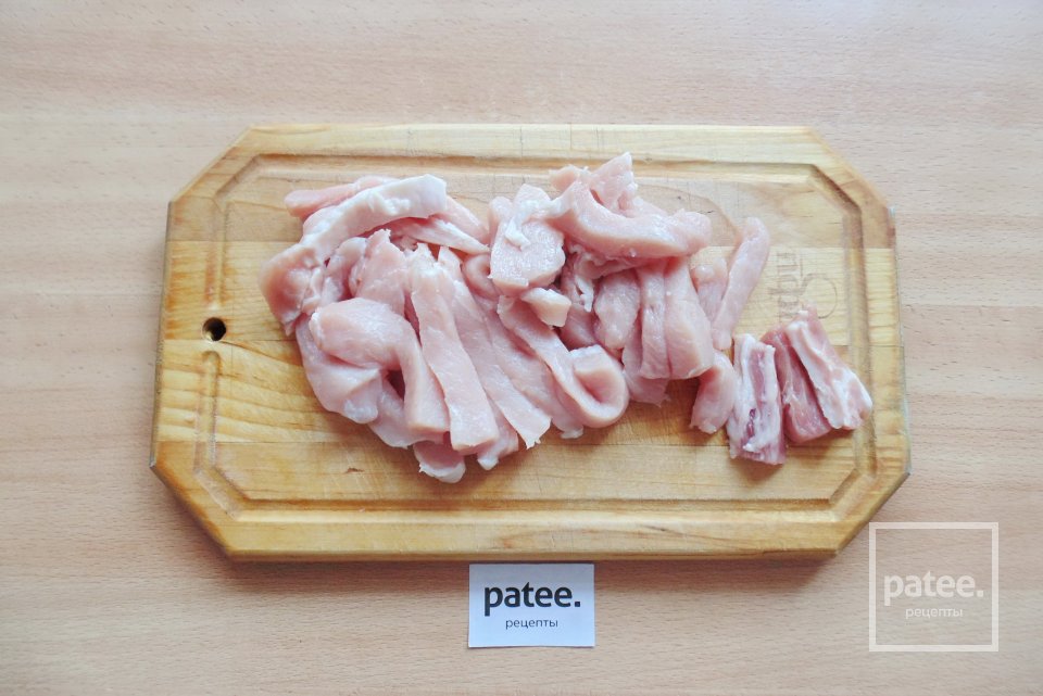 Бефстроганов из свинины с солеными огурцами - Шаг 2