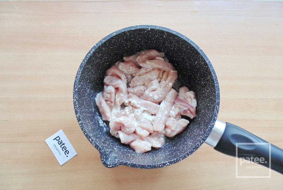 Бефстроганов из свинины с солеными огурцами - Шаг 3