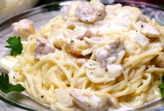 Спагетти под сливочным соусом с куриной грудкой 🍝