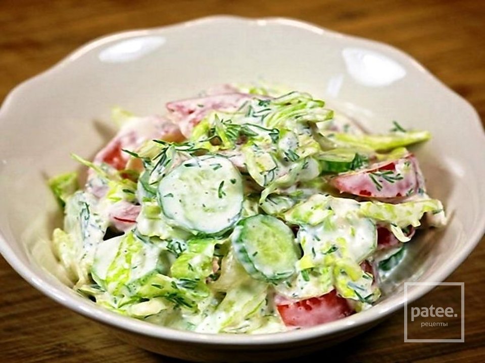 Легкий салат из помидоров и огурцов 🥗 - Шаг 1