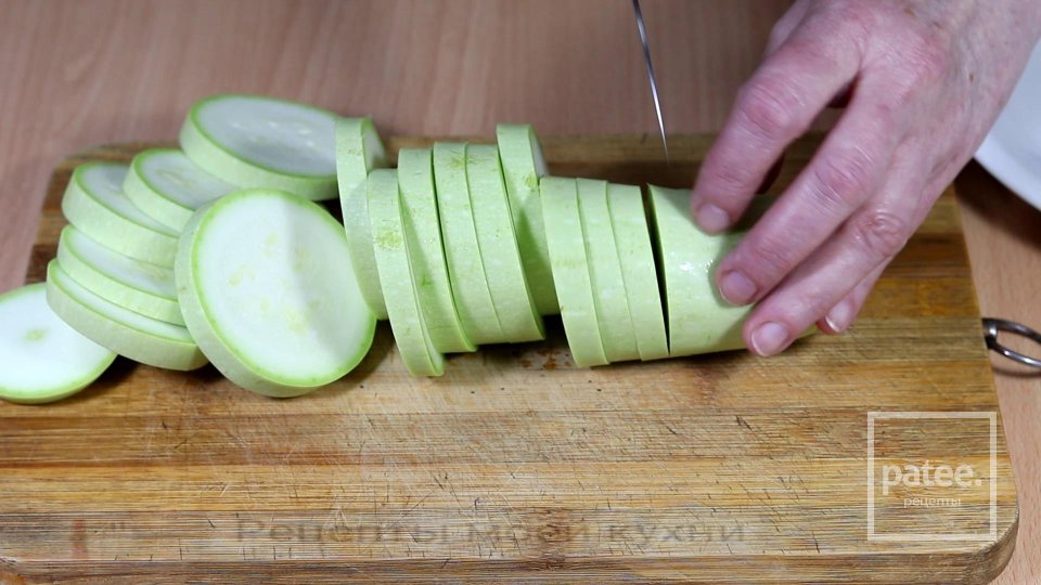 Кабачки с фаршем в духовке в сметанном соусе - Шаг 4