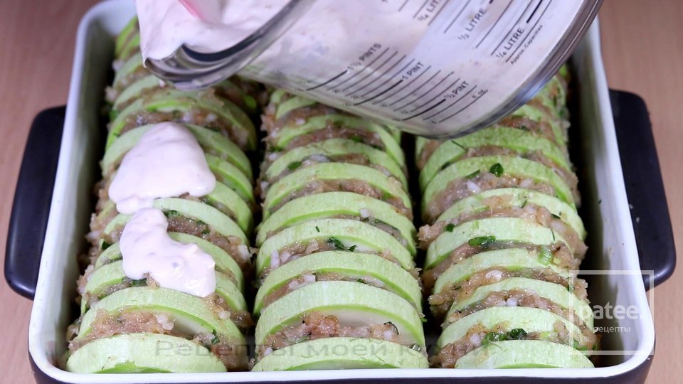 Кабачки с фаршем в духовке в сметанном соусе - Шаг 10