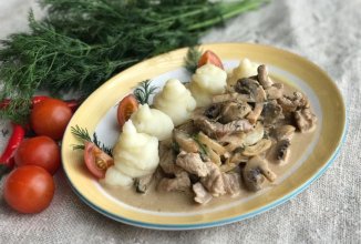 Свинина с грибами в сметанном соусе 🥩