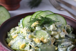 Салат с яйцом, огурцом, зелёным луком и сыром 🥗