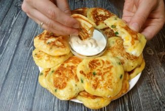 Ленивые пирожки-оладьи с зелёным луком и яйцом 🥚