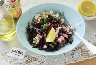 Салат со свёклой, курицей и фетаксой