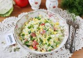 Салат с молодой капустой, сыром и помидорами