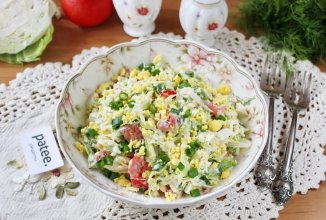 Салат с молодой капустой, сыром и помидорами