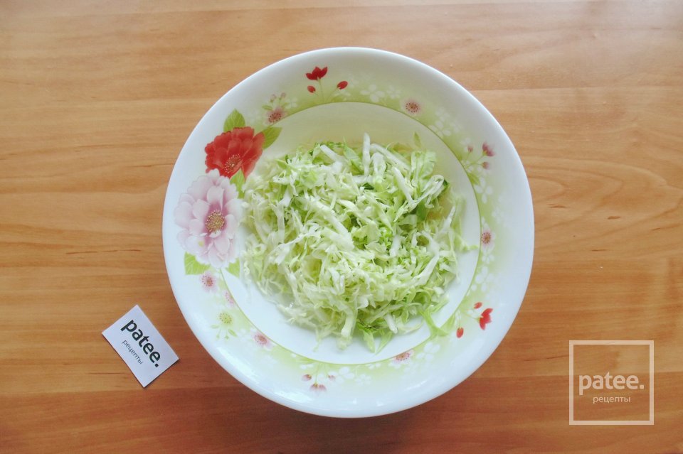 Салат с молодой капустой, сыром и помидорами - Шаг 2