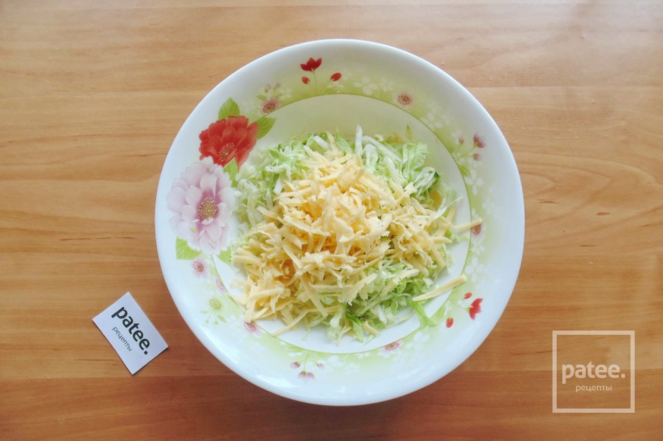 Салат с молодой капустой, сыром и помидорами - Шаг 3