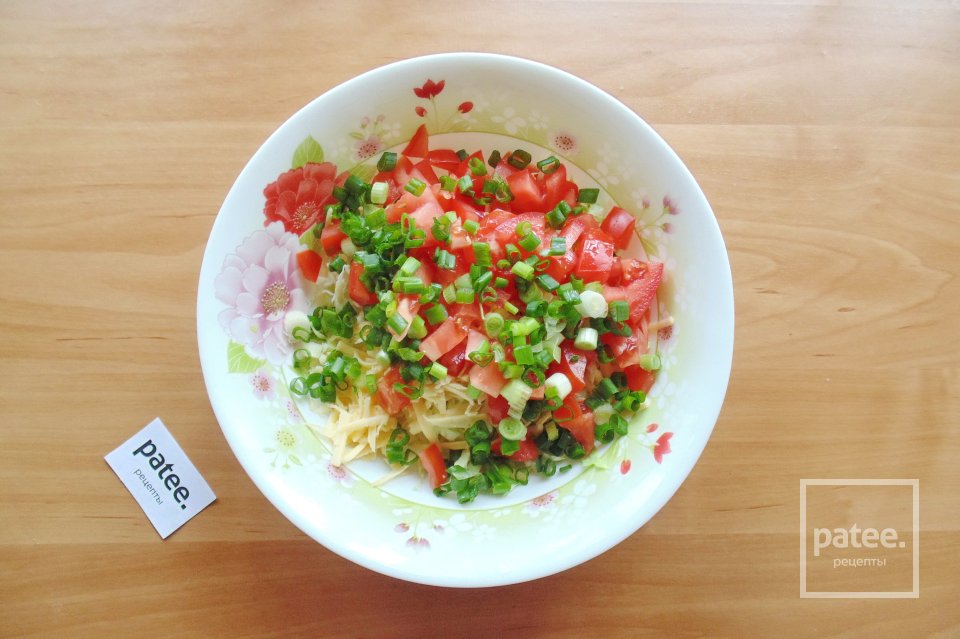 Салат с молодой капустой, сыром и помидорами - Шаг 5
