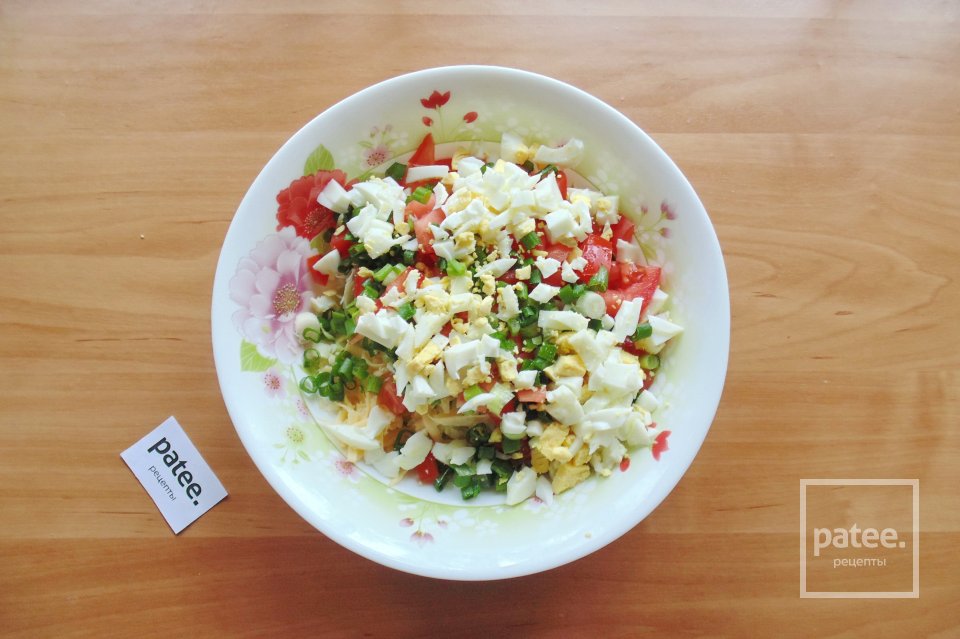 Салат с молодой капустой, сыром и помидорами - Шаг 6