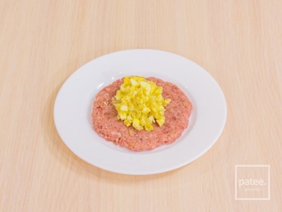 Мясные зразы с луком и яйцом 🥚 - Шаг 9