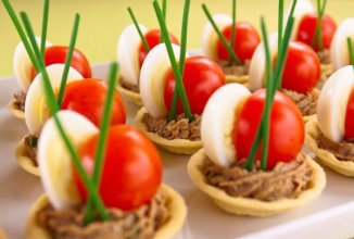 Тарталетки с печеночным муссом, перепелиными яйцами и помидорами Черри 🍅