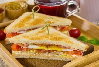 Сендвич с беконом и яичницей 🥪